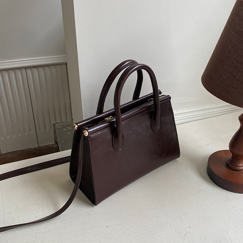 2023 Korean version niche autumn and winter new style retro oiled leather shoulder handbag women's bag trendy casual versatile cross-body bag