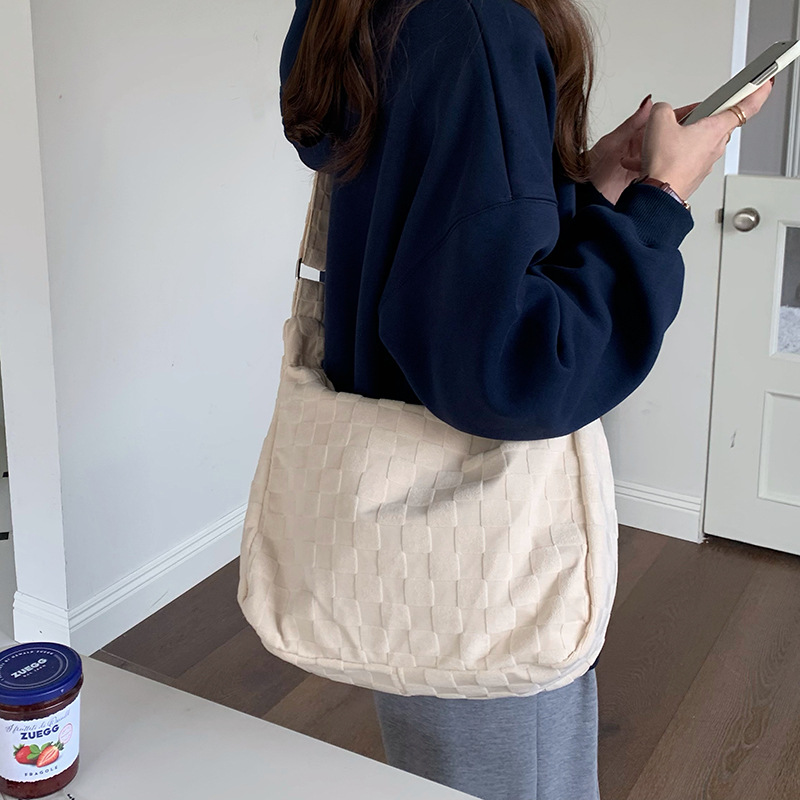 Ins style large-capacity armpit bag female college student class messenger bag shopping bag autumn forest style commuting dumpling bag