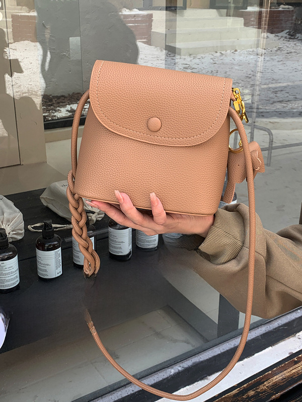 Niche retro mobile phone bag women's new trendy autumn and winter single shoulder crossbody bag versatile ins super hot bucket bag