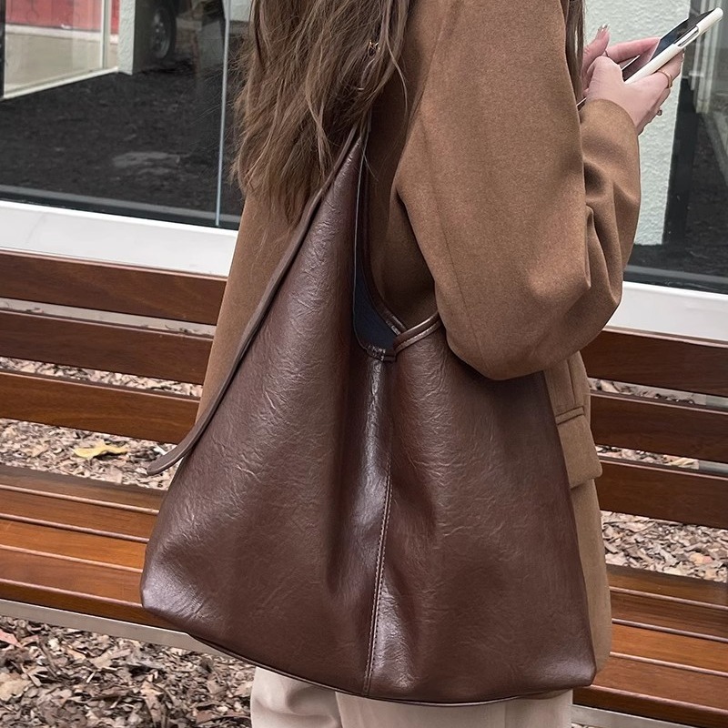 Large-capacity bag for women 2024 spring and summer new style simple soft leather shoulder armpit bag retro commuter crossbody mother-in-law bag