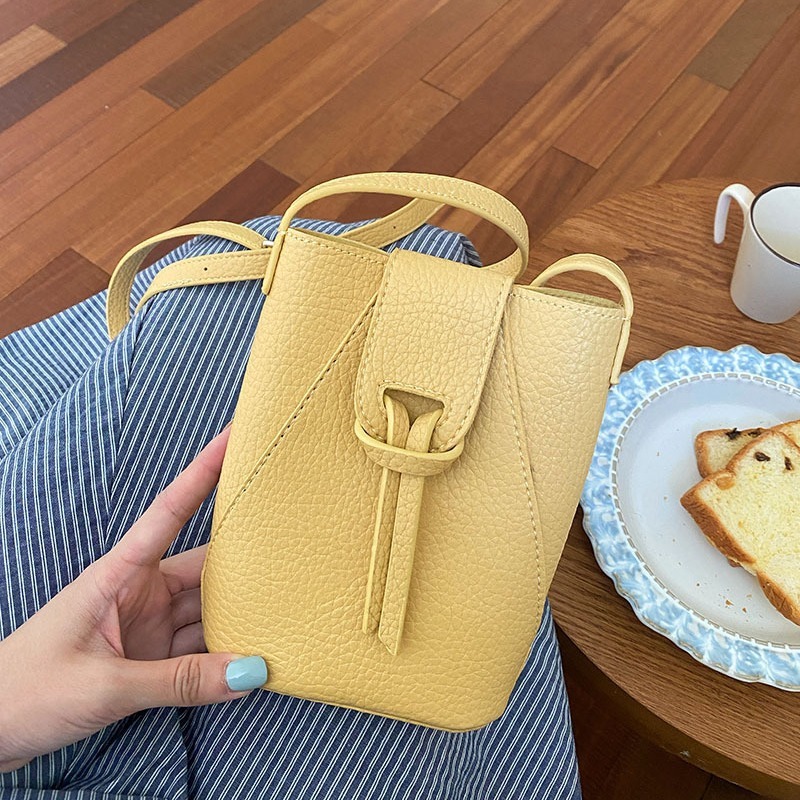 Mobile phone bag women's crossbody 2024 new style style vertical small shoulder bag shopping cute small compact lightweight mini bucket bag