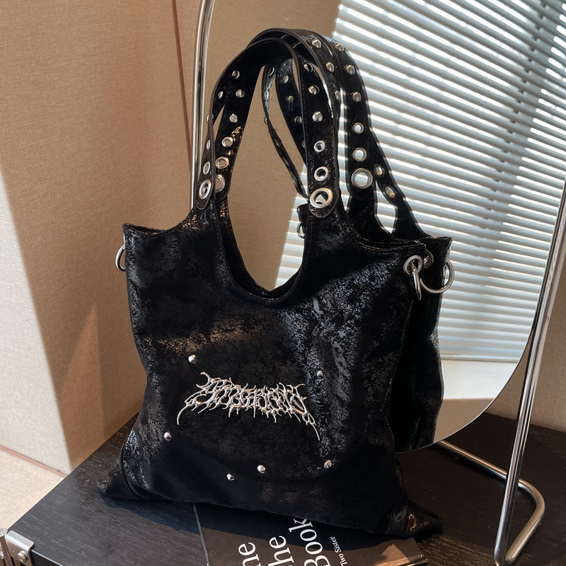 Niche design dark style hot girl portable rivet armpit bag 2024 new large capacity single shoulder crossbody tote bag
