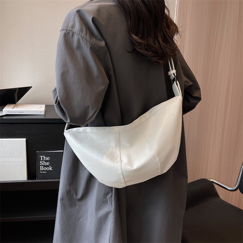 Waterproof dumpling bag for women 2024 new style soft leather simple large capacity retro shoulder bag travel messenger bag trendy wholesale