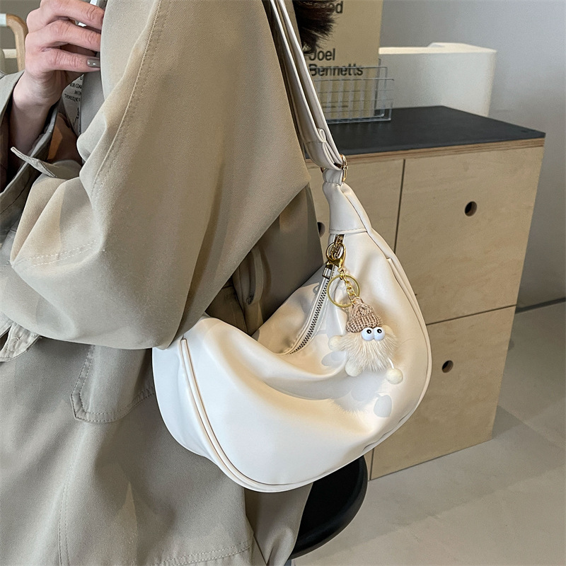 Large-capacity casual simple dumpling bag 2024 new student class crossbody bag lightweight versatile texture shoulder bag