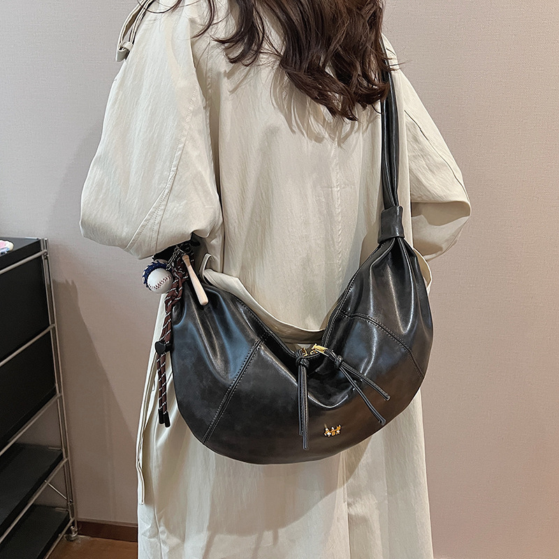 Foreign single high-end texture bag women's large capacity 2024 new autumn and winter niche design retro messenger bag dumpling bag