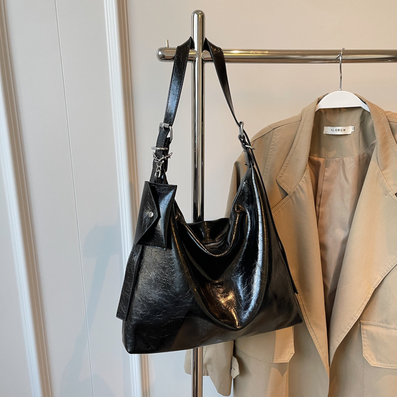 New shoulder bucket bag oil leather 2024 commuter casual texture large capacity bag for women versatile crossbody bag for women