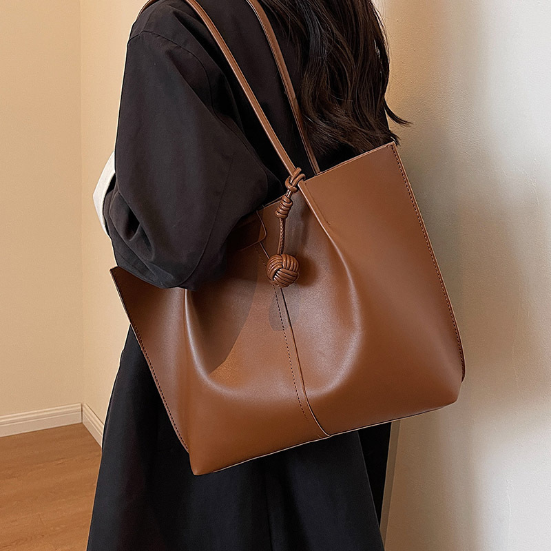 Large-capacity retro large bag women's new fashion shoulder bag summer simple and atmospheric tote commuter bag