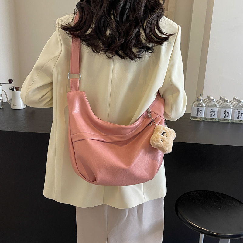 Large-capacity casual shoulder dumpling bag 2024 new fashion trendy large bag women's solid color commuter crossbody bag