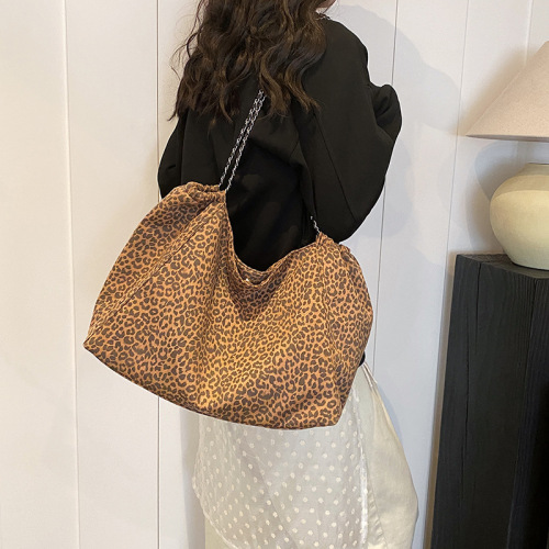 Cross-border large-capacity leopard print single shoulder underarm bag for women 2024 new style high-end versatile commuter chain tote bag