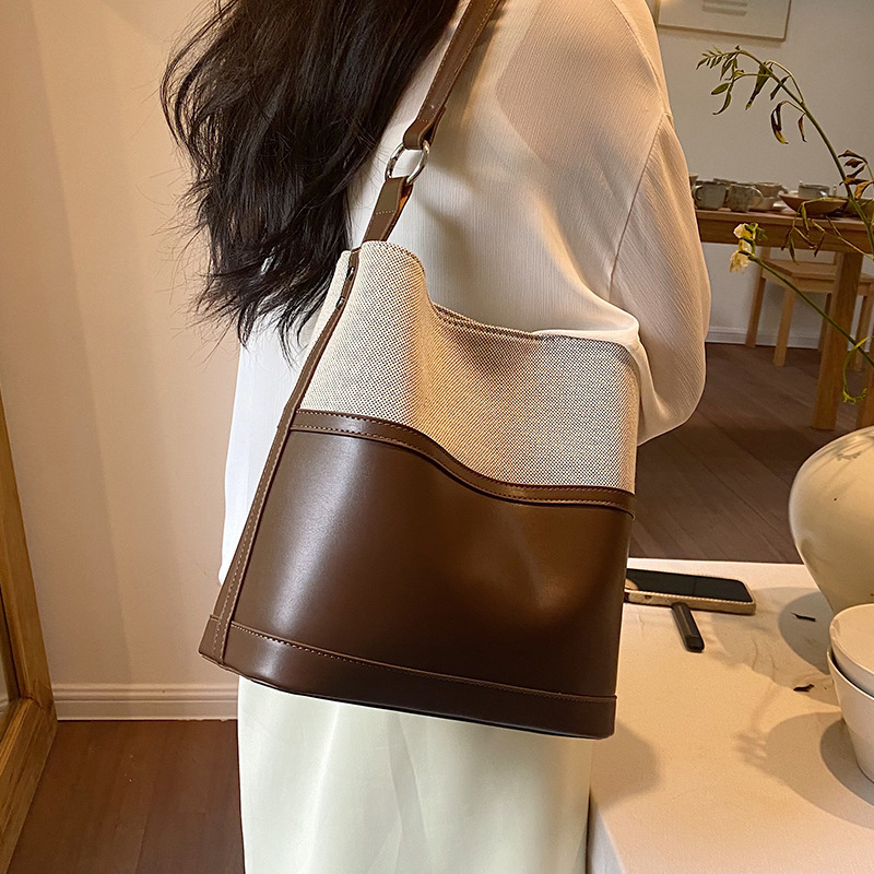 High-end textured bag for women, large capacity, new summer versatile shoulder bag, this year's popular women's bucket bag