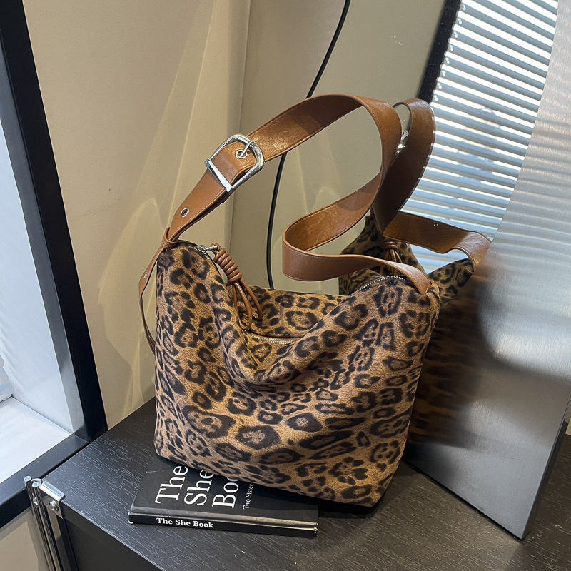 Large-capacity leopard print handheld tote bag for women 2024 autumn new casual shoulder bag niche fashion crossbody bag
