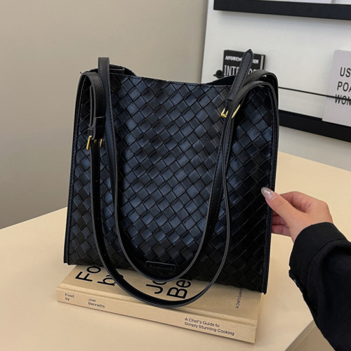 Commuting retro large-capacity bag for women 2024 new fashion woven shoulder tote bag popular versatile tote bag
