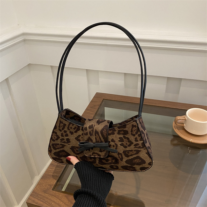 Korean style underarm crescent bag 2024 autumn new niche design fashionable simple bow shoulder handbag
