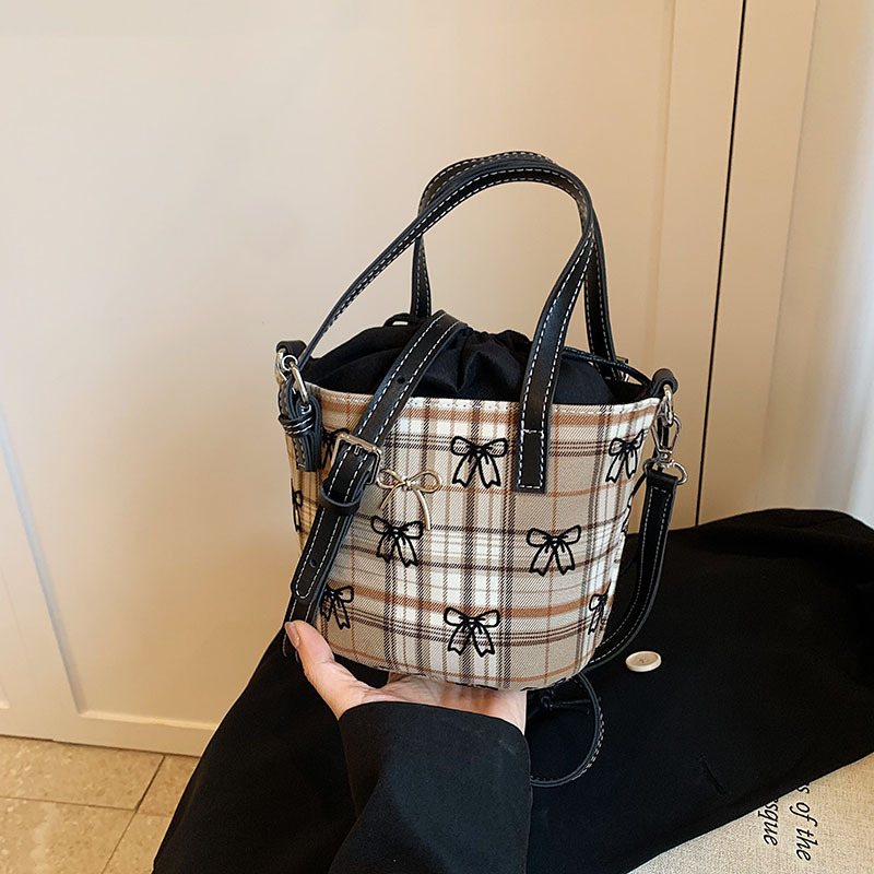 Fashionable plaid small bag for women 2024 summer new portable bucket bag, versatile design, commuting crossbody bag