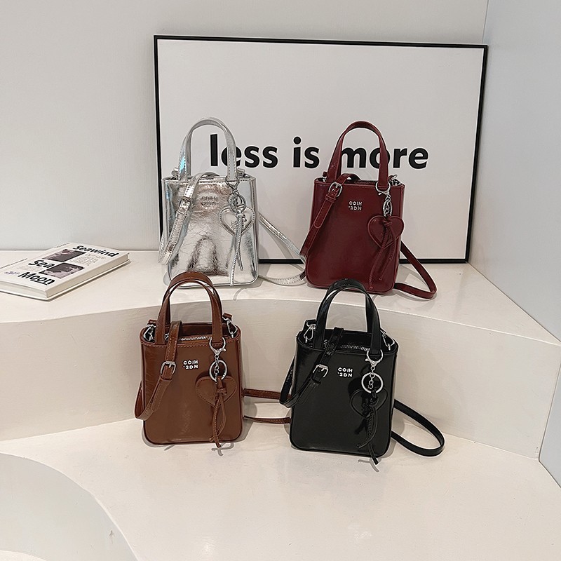 Hand-held casual bucket bag for women 2024 summer Korean version ins trend versatile fashion shoulder bag commuter crossbody bag