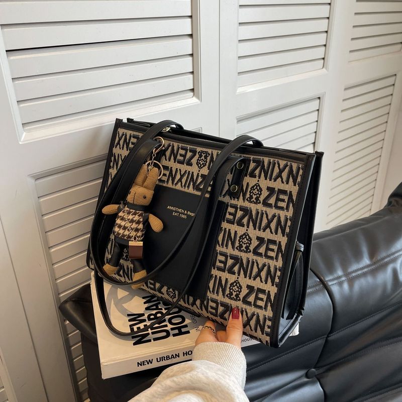 This year's popular large-capacity letter handbags, fashionable women's bags, new crossbody bags, high-value shoulder bags