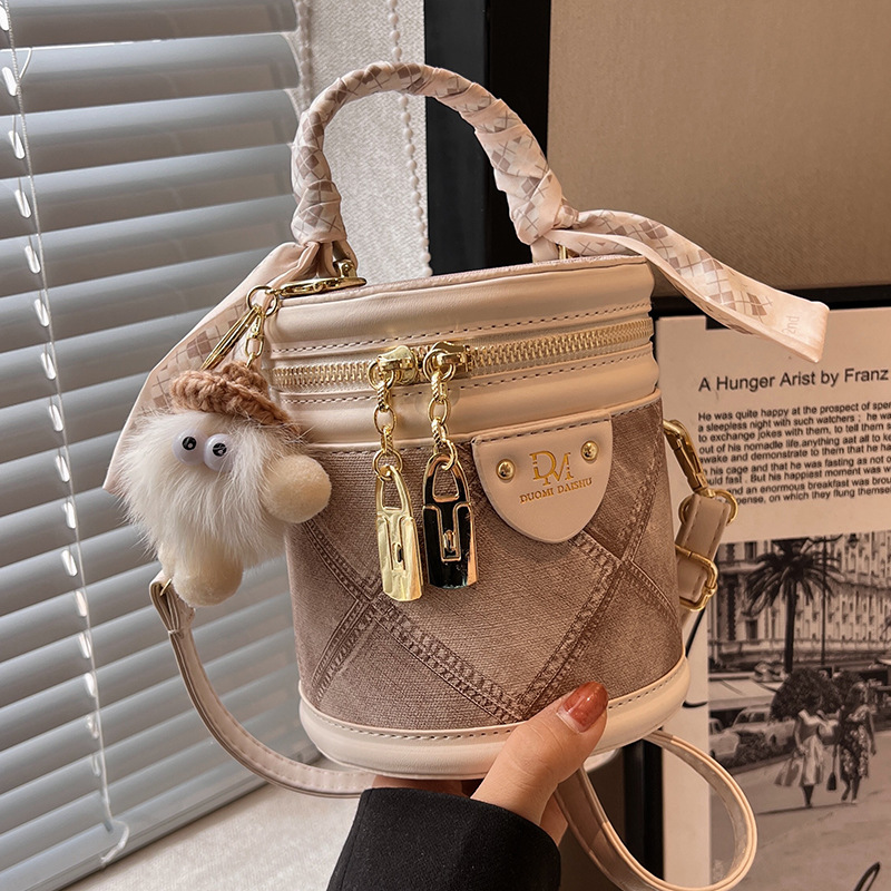 Niche design bag women's new summer high-end style crossbody bag portable bucket bag