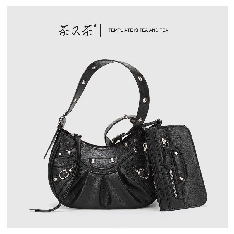 2024 New Diagonal Underarm Bag Women's Pleated Crescent Moon Shoulder Bag Women's European and American Retro Rivet Motorcycle Bag