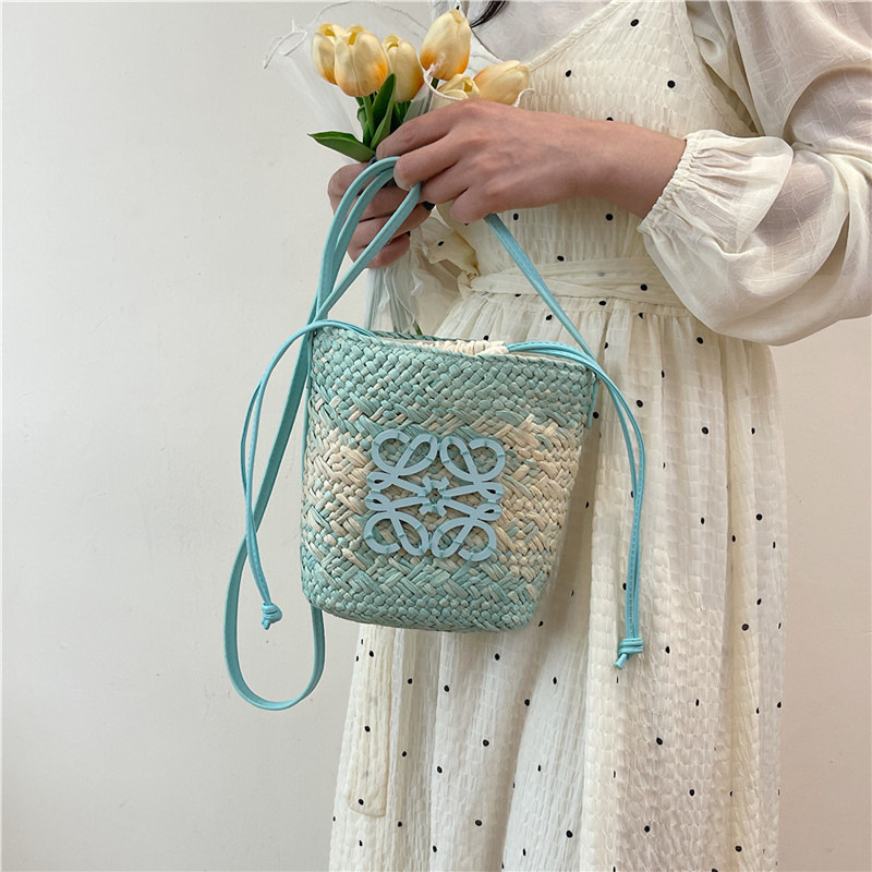 Hand-woven bags for women 2024 new seaside vacation straw bags, versatile and fashionable one-shoulder cross-body bucket bags