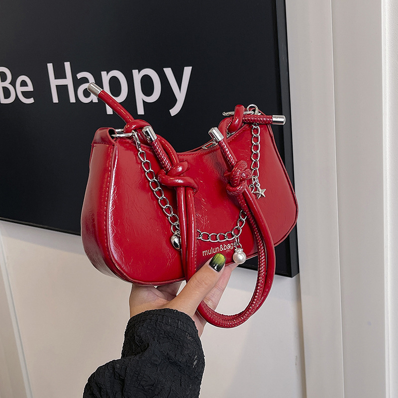 Simple design and exquisite 2024 new style pearl chain solid color casual fashion one-shoulder crossbody handheld armpit bag for women