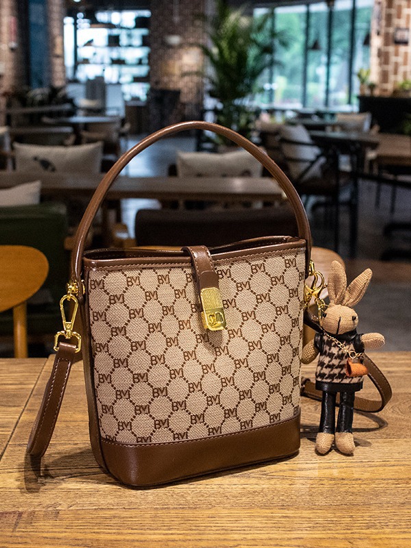 Light luxury bucket bag, new fashion portable shoulder bag, high-end texture, large capacity crossbody bag, women's small bag