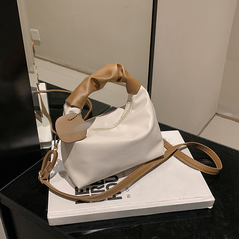 New women's handheld pleated bag, trendy and fashionable girl's shoulder bag, simple mobile phone coin purse, crossbody bag