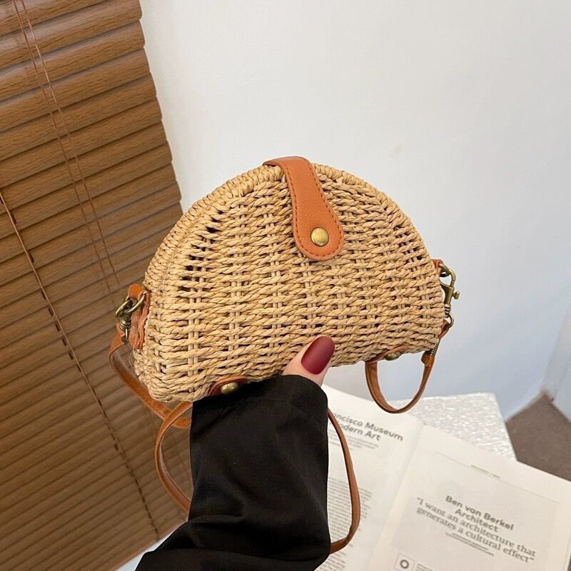 New small fresh cross-body woven bag holiday beach bag forest semi-circle straw bag Korean style women's bag