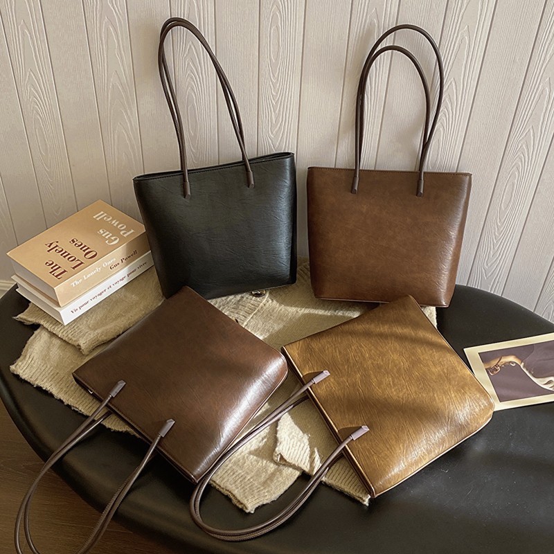 Large capacity portable commuting bag for women 2024 autumn and winter new retro simple tote bag foreign style shoulder bag