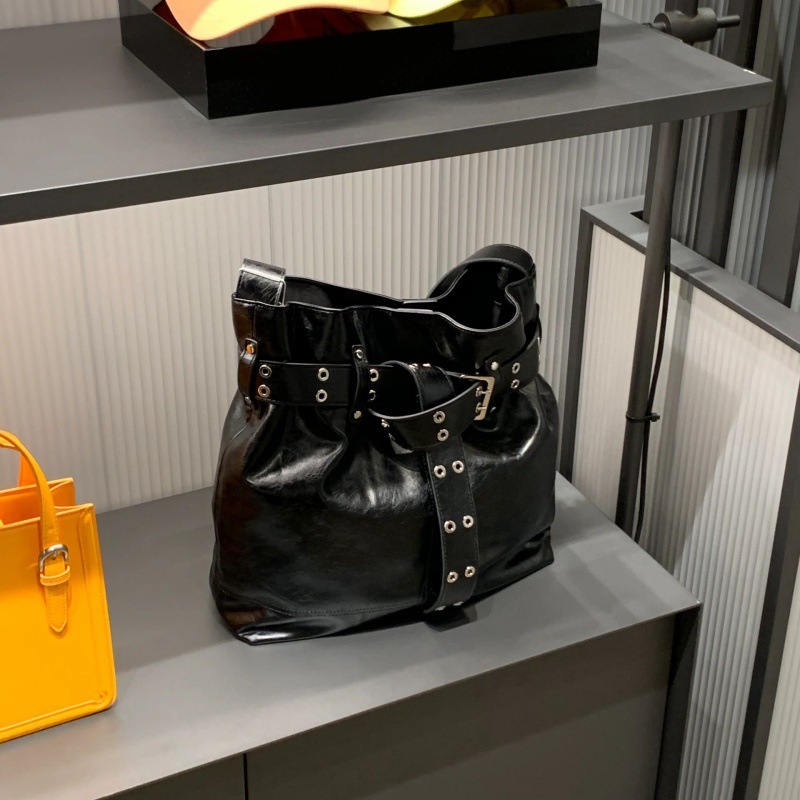 Dark temperament bucket bag, high-end casual motorcycle style bag, women's new large capacity single shoulder oblique hair