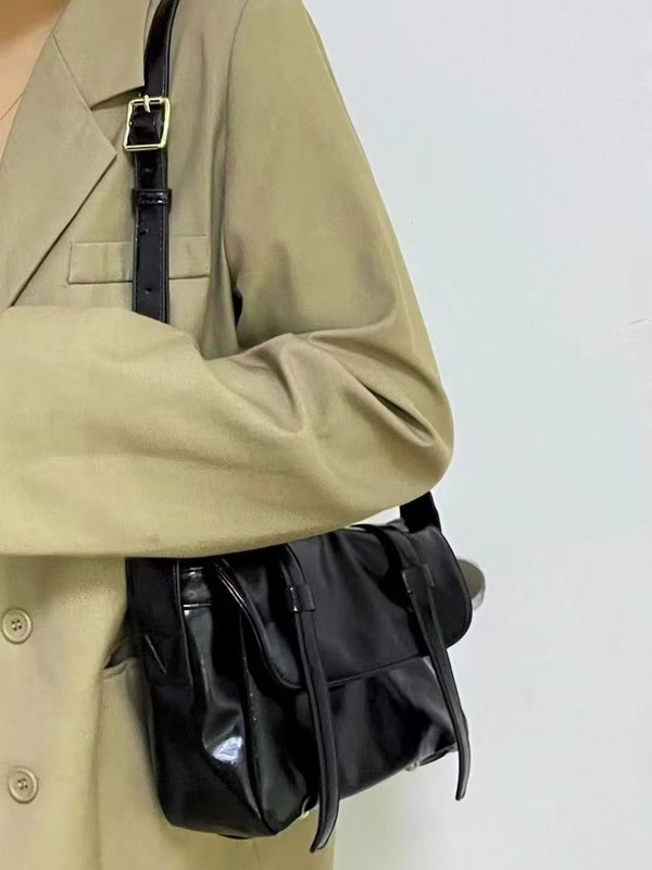 Soft leather texture large-capacity commuter bag for women 2024 new trendy retro shoulder messenger bag college style crossbody bag