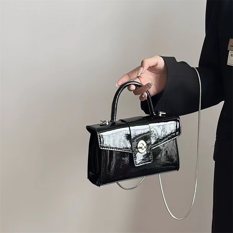 Retro high-end patent leather motorcycle small square bag for women 2024 new style hot girl fashion versatile single shoulder crossbody bag trendy