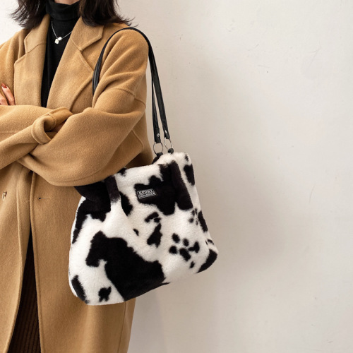 Personalized large-capacity furry bags are popular this year in autumn and winter. The new trendy Korean version is popular this year. One-shoulder underarm bags are popular this year.