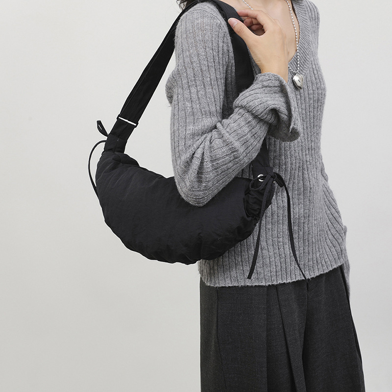 Nylon cloth bag fashionable pleated dumpling bag 2024 new versatile casual shoulder bag commuting large capacity crossbody bag
