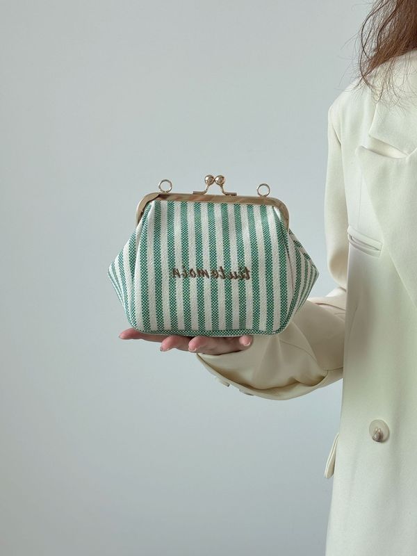 Niche design retro gold Zhikou gold bag 2024 new casual striped bag small and western style portable clip bag trendy