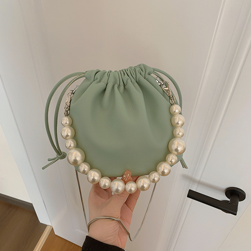 2024 new spring and summer casual and versatile trendy fashionable simple solid color Korean version retro pearl chain shoulder bag