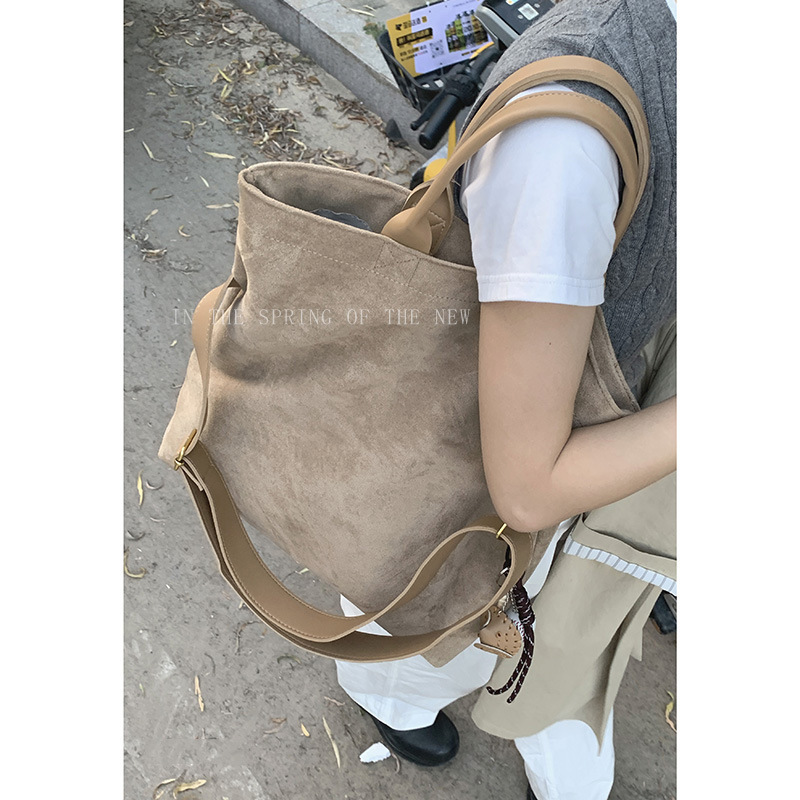 Korean style casual large-capacity handbag for women 2024 new retro suede shoulder bag versatile commuter tote bag
