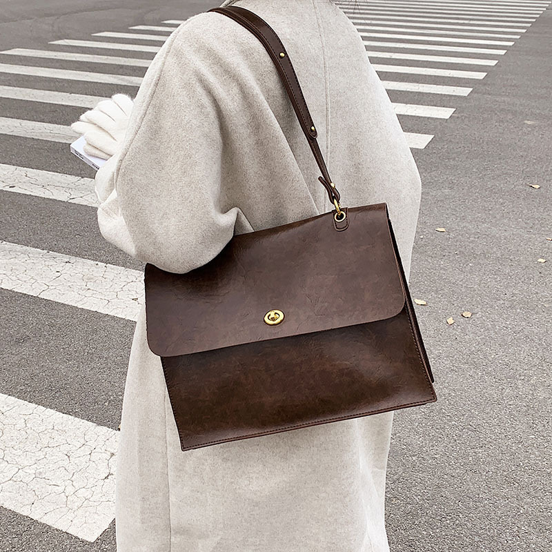 Korean envelope bag for women autumn and winter new lock handbag retro design versatile shoulder casual tote bag