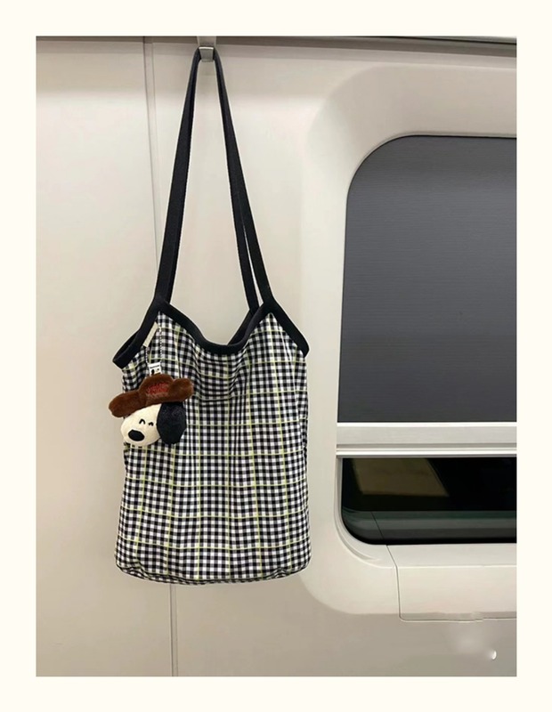 Korean niche ins sweet and cool hot girl fashionable modern metal chain one-shoulder portable second-hand armpit bag baguette bag