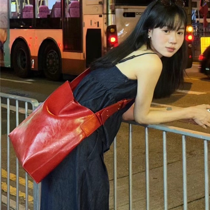 2024 New Bucket Bag First Layer Oil Waxed Cowhide Large Capacity Internet Celebrity Shopping Bag Genuine Leather Trendy Shoulder Crossbody Bag