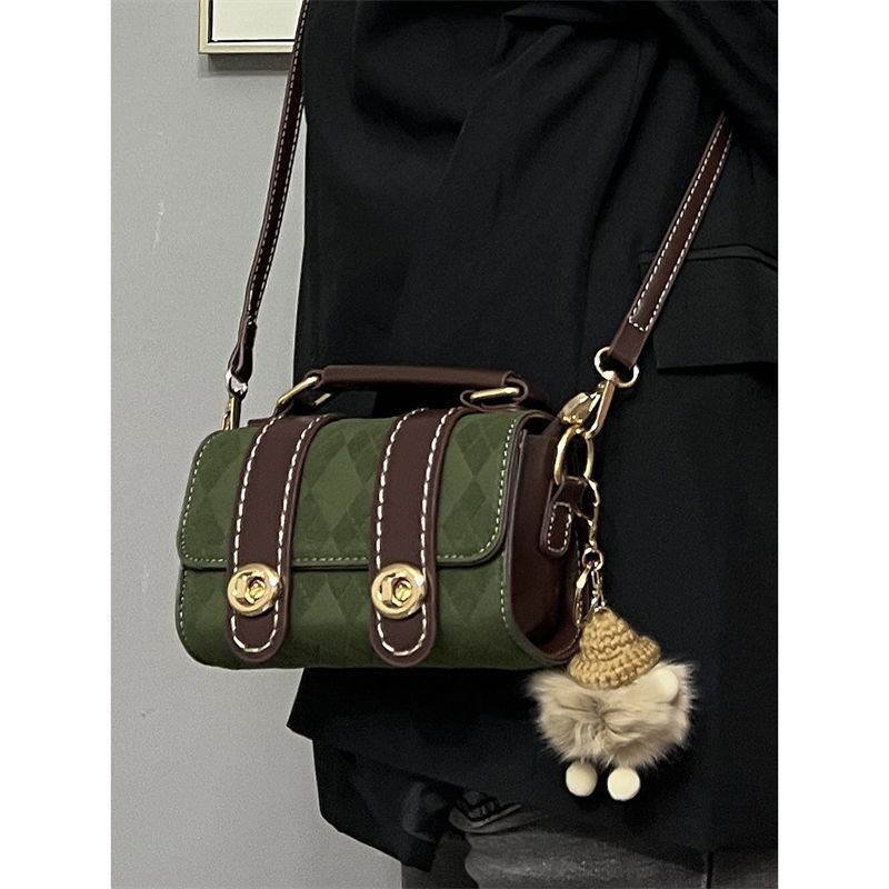 Niche exquisite small shoulder bag women's new fashion casual crossbody bag feeling portable one-shoulder small square bag on behalf of