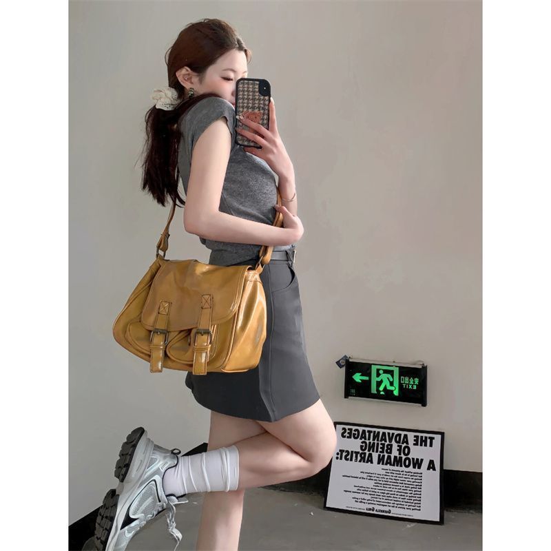 Korean retro oil wax leather large-capacity messenger bag 2024 new ancient style student class casual outing messenger bag