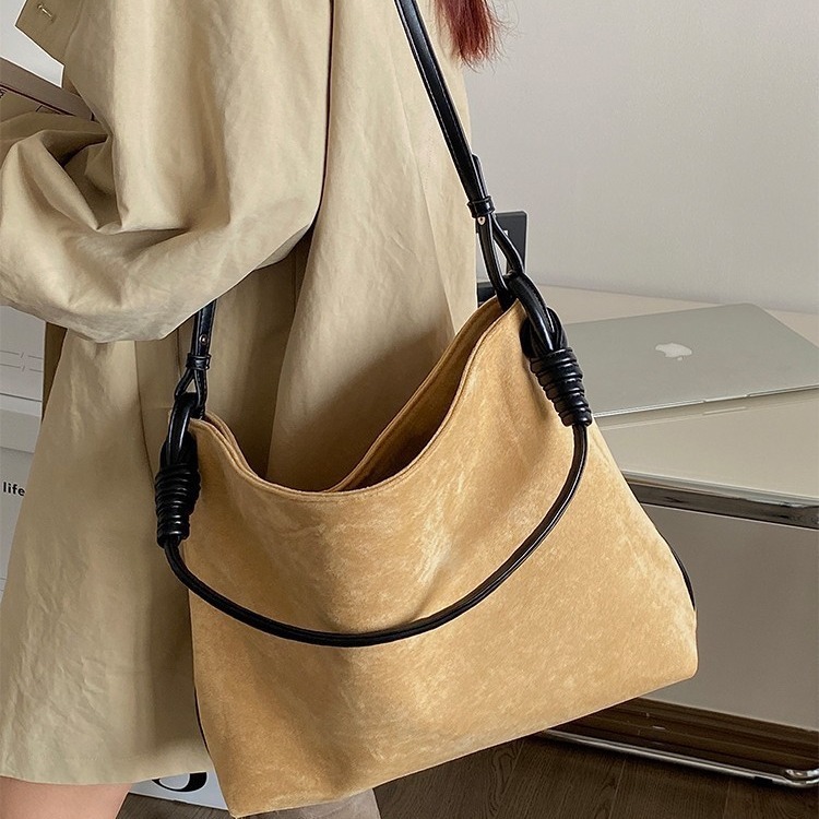 Korean style college style autumn and winter new retro suede contrasting one-shoulder bucket bag large capacity commuter portable cross-body bag