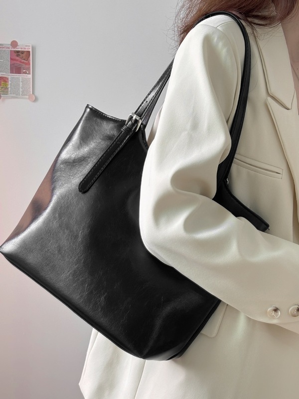 Large-capacity fashionable armpit bag for women 2024 new commuter shoulder bag high-end niche versatile tote bag