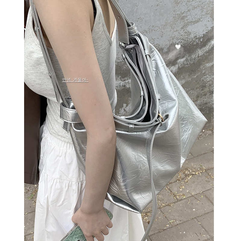 Large capacity women's commuting bag 2024 new fashion silver tote bag high-end niche versatile shoulder bag