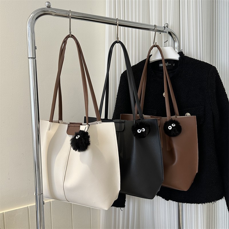 Hong Kong purchasing this year's popular bags for women 2024 new versatile large-capacity underarm bucket bag women's crossbody bag