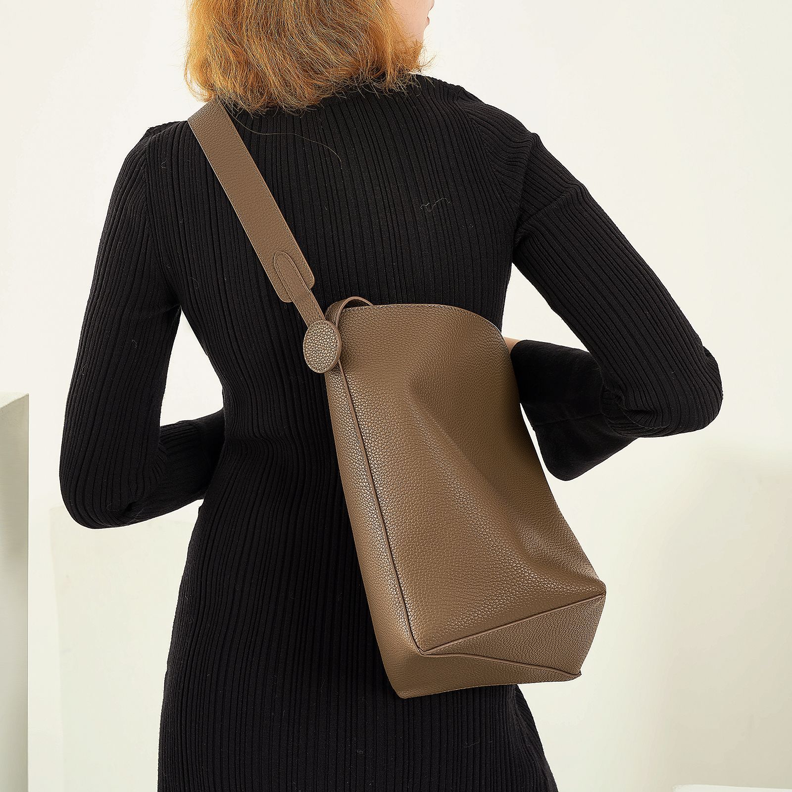 Niche design cowhide bucket bag 2024 new casual simple tote bag large capacity portable shoulder crossbody bag