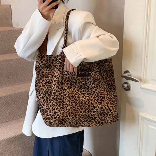 Foreign order 2024 new large-capacity niche fashion leopard print bag for women with lazy style design versatile portable shoulder bag