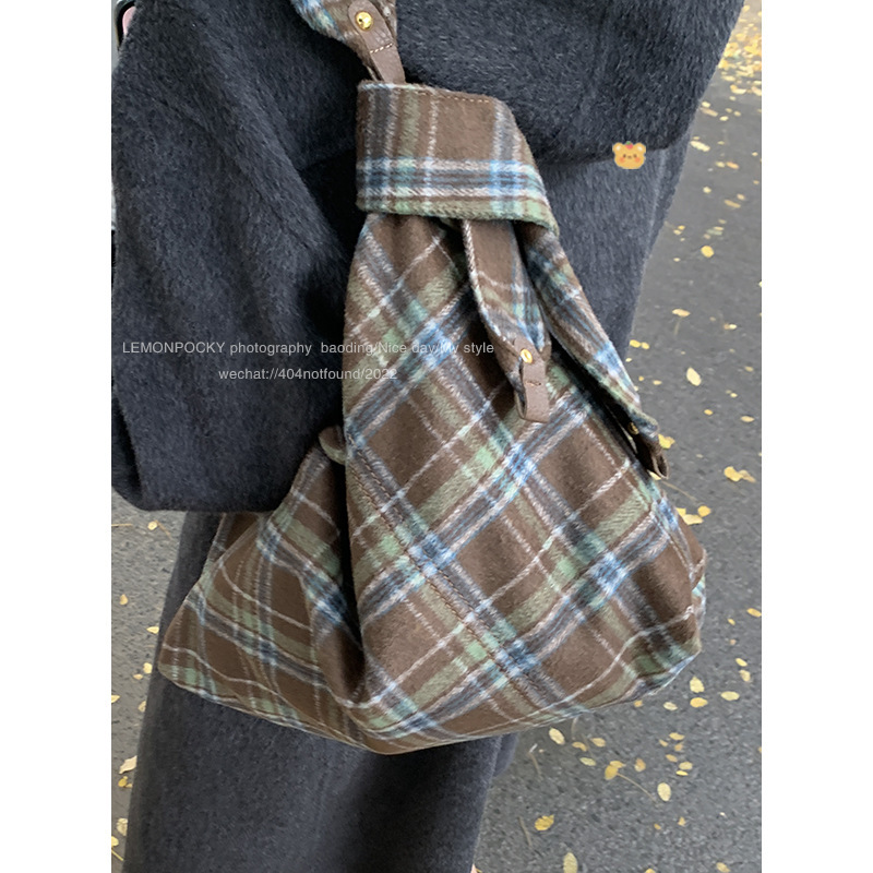 College style tote bag large capacity female student armpit bag 2024 new woolen plaid tote bag shoulder bag