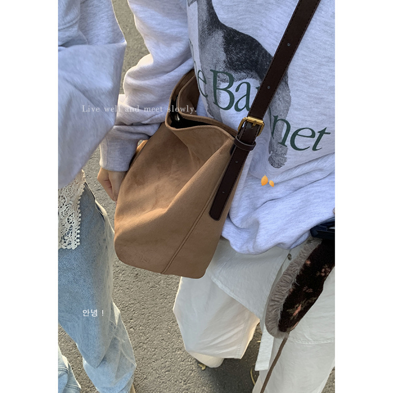 Autumn retro suede bucket bag for women 2024 new niche simple armpit bag large capacity shoulder bag