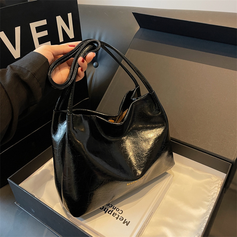 New commuter tote bag, versatile large-capacity autumn and winter women's bag, solid color women's handbag, fashionable shoulder bag